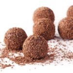 Brigadeiro gourmet de Oreo, enrolado em farelo de biscoito.