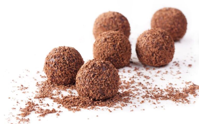 Brigadeiro gourmet de Oreo, enrolado em farelo de biscoito.
