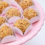 Brigadeiro gourmet de paçoca coberto com farofa de amendoim e servido em forminha decorativa.