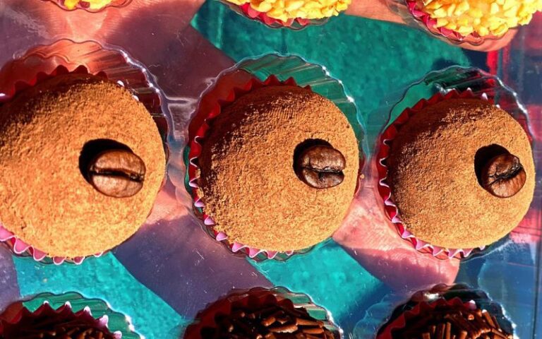 Brigadeiro gourmet de café com cobertura de grãos de café triturados.