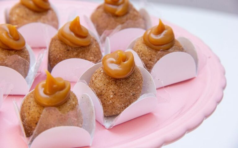 Brigadeiro gourmet de churros com doce de leite, açúcar e canela.