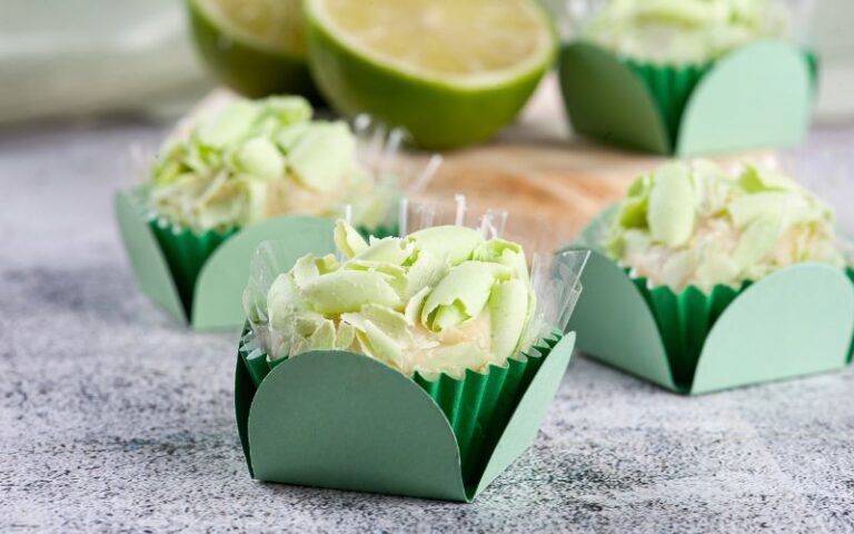 Brigadeiro gourmet de limão decorado com raspas de chocolate verde e raspas de limão em forminha delicada.