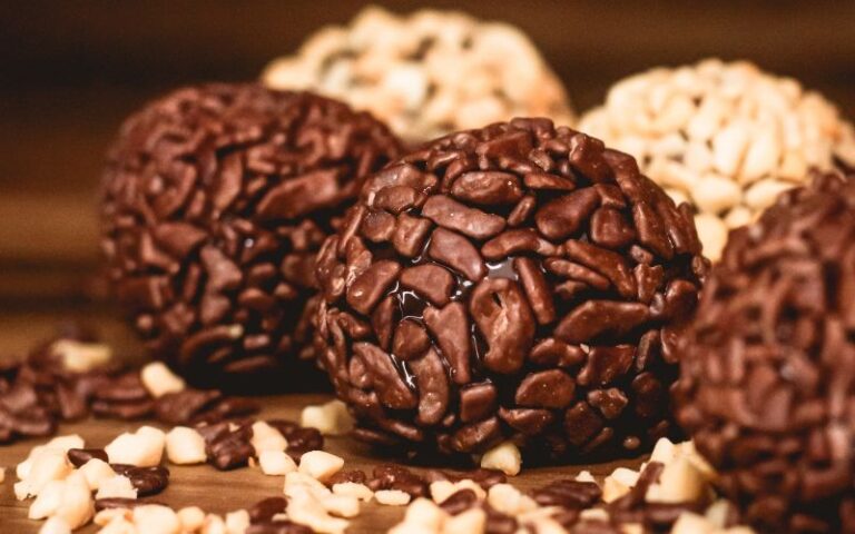Brigadeiro gourmet de Nutella com cobertura de chocolate granulado em forminha elegante.
