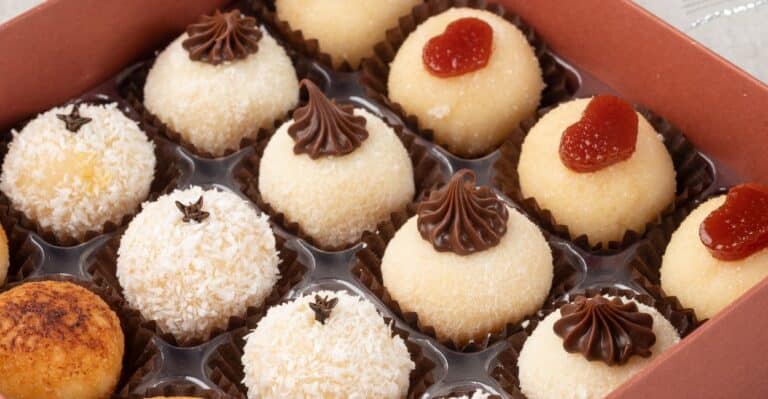 Brigadeiros gourmet prontos para serem vendidos em embalagem profissional.