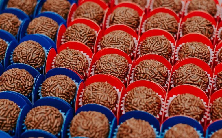Brigadeiro gourmet tradicional coberto com granulado de chocolate.