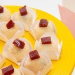 Brigadeiro gourmet Romeu e Julieta com cobertura de queijo ralado e recheio de goiabada.