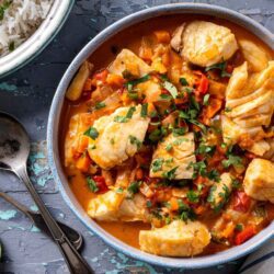 Caldeirada de tambaqui com legumes e ervas frescas – comida típica da região Norte do Brasil