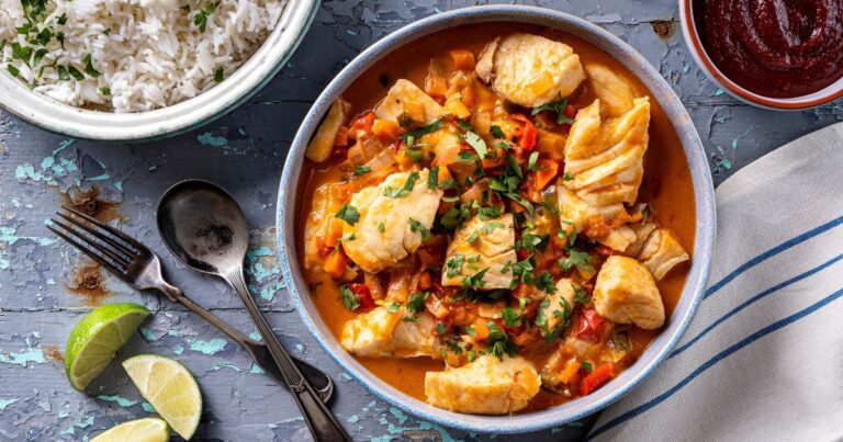 Caldeirada de tambaqui com legumes e ervas frescas – comida típica da região Norte do Brasil