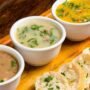 tres caldinhos servidos em ramequim. caldinho de feijao, caldinho verde e caldinho de kenga. O menu degustação de caldinhos é tendencia na gastronomia em 2025.