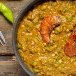 Caruru com camarão seco e arroz branco - comida típica da região Norte com forte influência indígena e africana