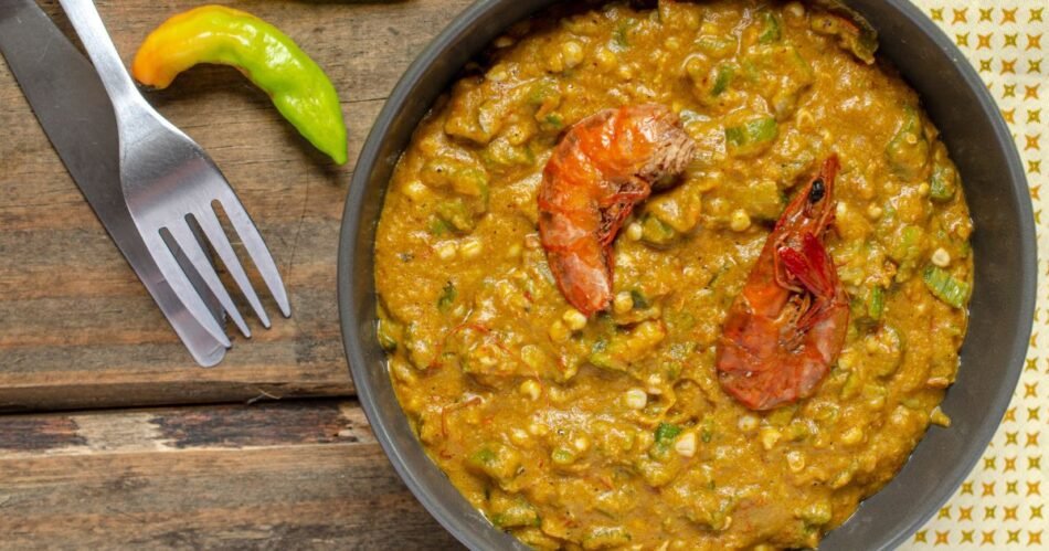Caruru com camarão seco e arroz branco - comida típica da região Norte com forte influência indígena e africana