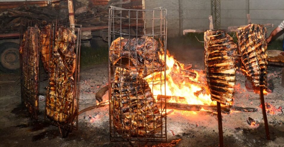 Peças de costela sendo assadas no fogo de chão e conhecido como churrasco gaúcho. Comida tradicional do Sul do Brasil.