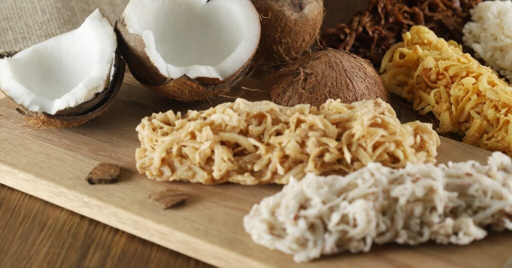 Cocada branca e dourada servida em bandeja rústica, típica comida de festa junina doce