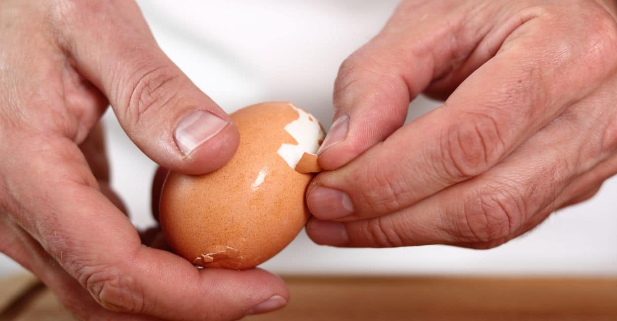 como descascar ovo cozido de forma fácil e rápida colocando um ingrediente na água de cozimento.