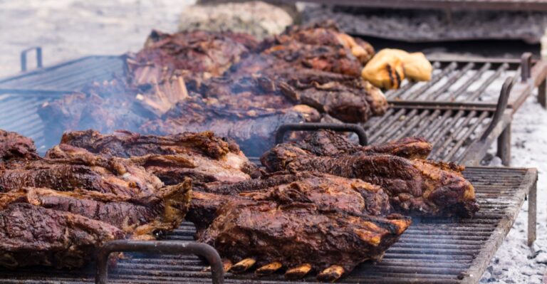 parrilha argentina com muitas carnes na brasa comida tipica da culinária argentina