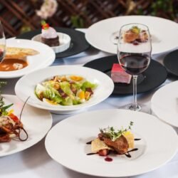 Mesa elegante com pratos clássicos da culinária francesa.