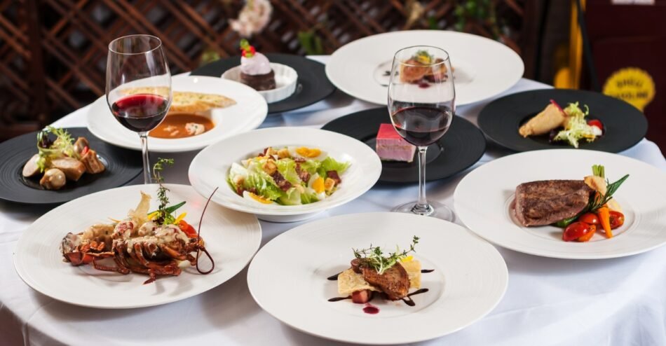 Mesa elegante com pratos clássicos da culinária francesa.