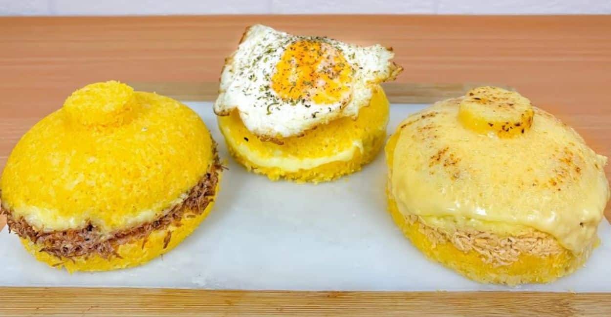 Três cuscuz nordestinos servidos de formas diferentes. cuscuz nordestino com manteiga de garrafa, ovos ou carne seca desfiada.