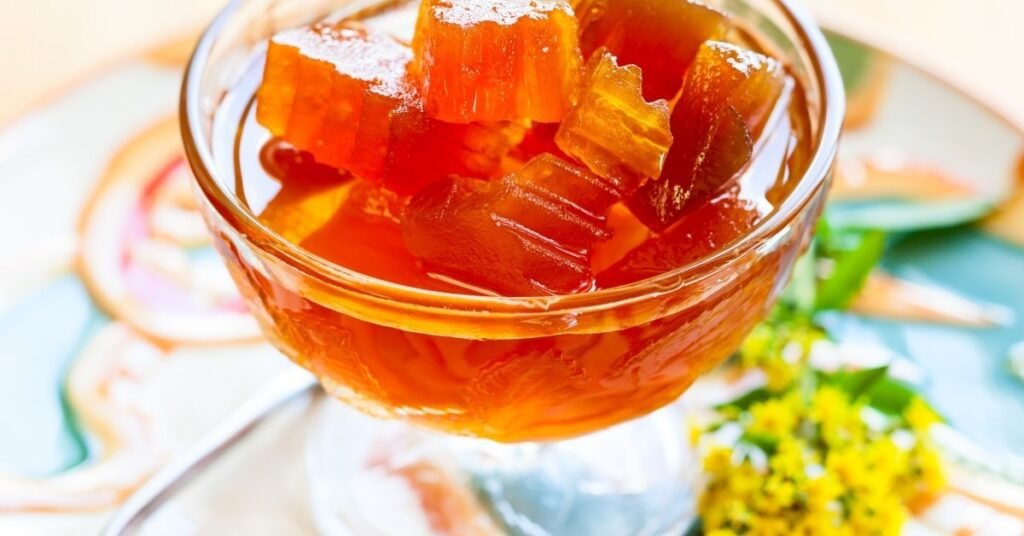 Doce de abóbora em pedaços com cravo, servido em tigela rústica, comida de festa junina doce.