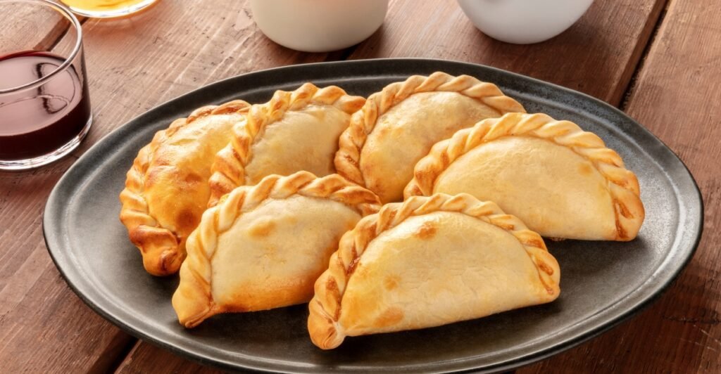 Empanadas argentinas recheadas com carne, prato típico da culinária argentina.