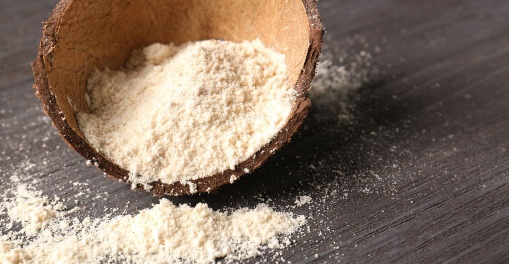 farinha de coco fina em um recipiente feito com a casca de coco. Uma opção low carb para os tipos de farinha.