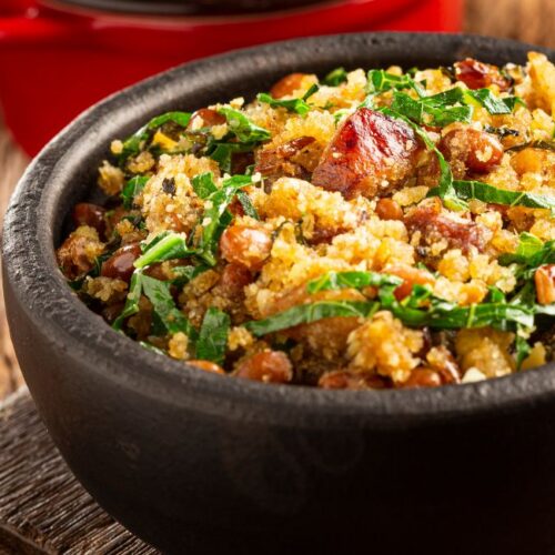 Prato de feijão tropeiro, comida típica do Sudeste do Brasil.