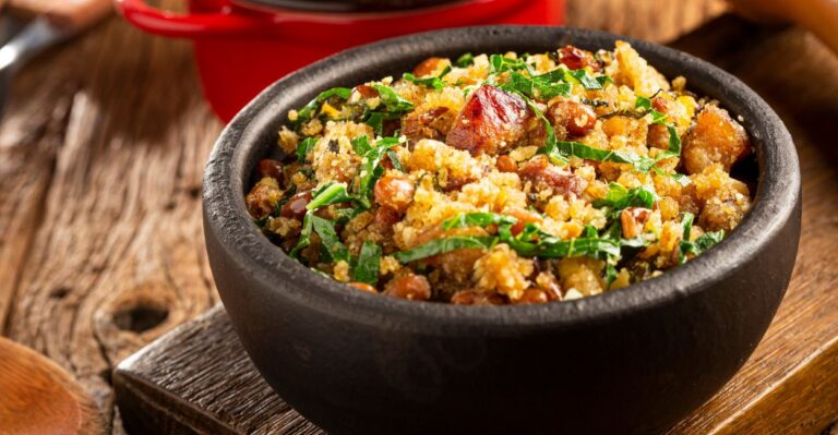 Prato de feijão tropeiro, comida típica do Sudeste do Brasil.