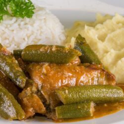 Frango com quiabo ao molho caseiro – comida típica do Sudeste brasileiro.