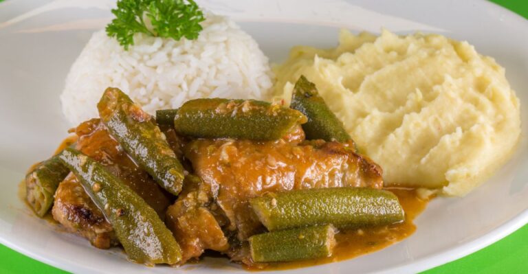 Frango com quiabo ao molho caseiro – comida típica do Sudeste brasileiro.