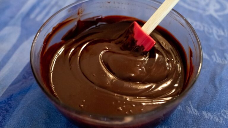 Tigela com ganache de chocolate preparado em banho maria e muito cremoso.