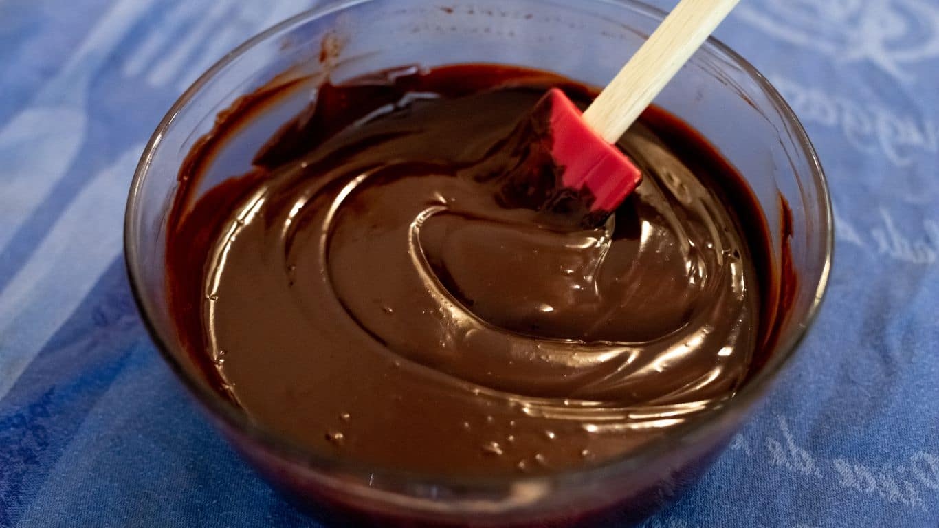 Tigela com ganache de chocolate preparado em banho maria e muito cremoso.