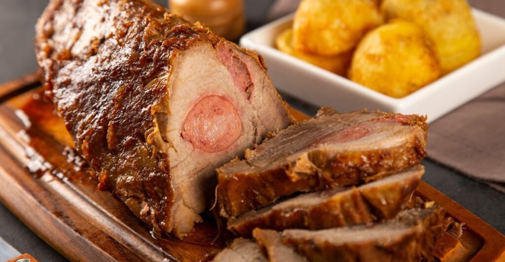 Lagarto assado recheado com linguiça e servido com batatas – comidas com L saborosas e tradicionais.