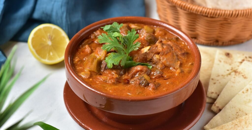 Prato de lamb curry com molho espesso e aromático – uma das comidas com L mais tradicionais da culinária indiana.