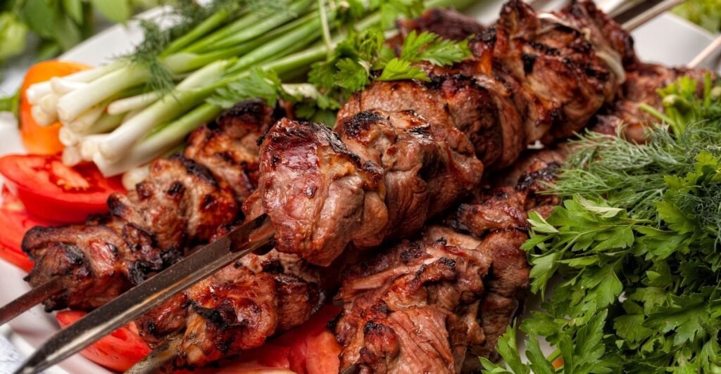 Espetinhos de lamb kebabs grelhados – deliciosas comidas com L da culinária do Oriente Médio.