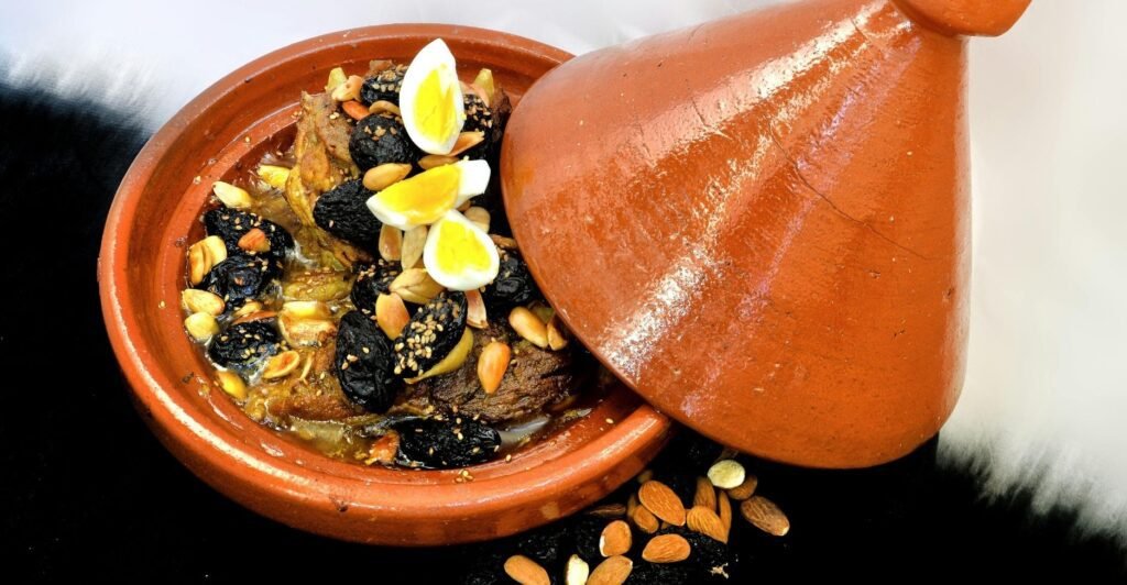 Lamb tagine servido em prato tradicional marroquino – comidas com L cheias de sabor.