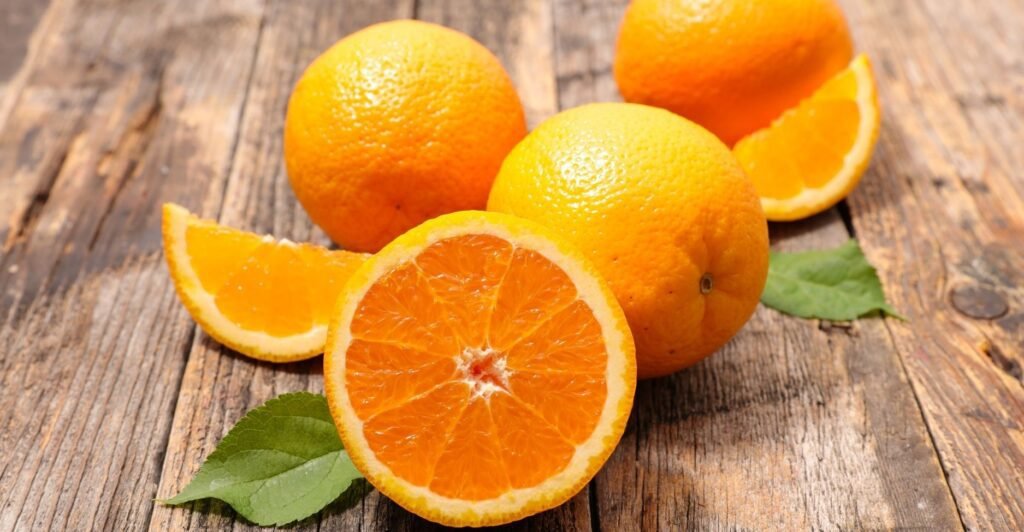 Laranja fresca cortada ao meio – comidas com L ricas em vitaminas e sabor.