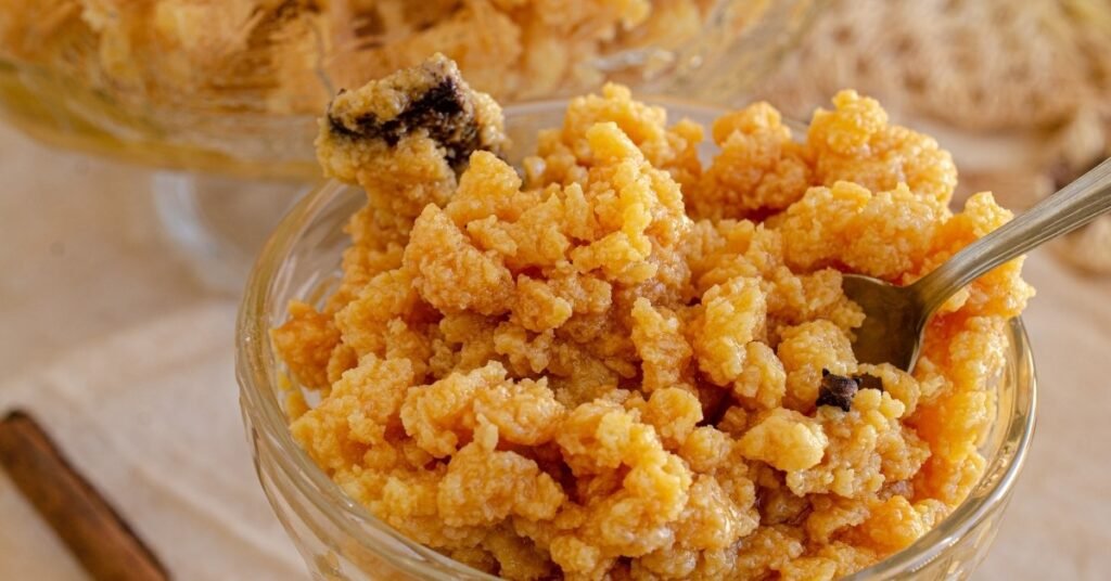 Doce de leite talhado (ambrosia) em pedaços cremosos e dourados, servido em prato rústico, comida de festa junina doce.