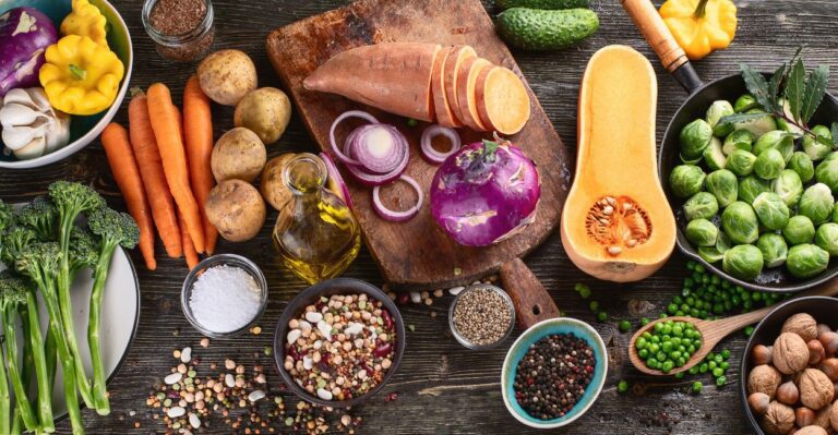 Mesa com diversos tipos de ingredientes utilizados na culinária.