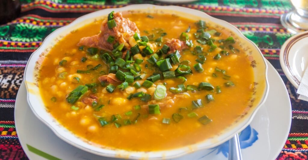 Locro argentino com milho, carne e legumes, prato tradicional da culinária argentina.