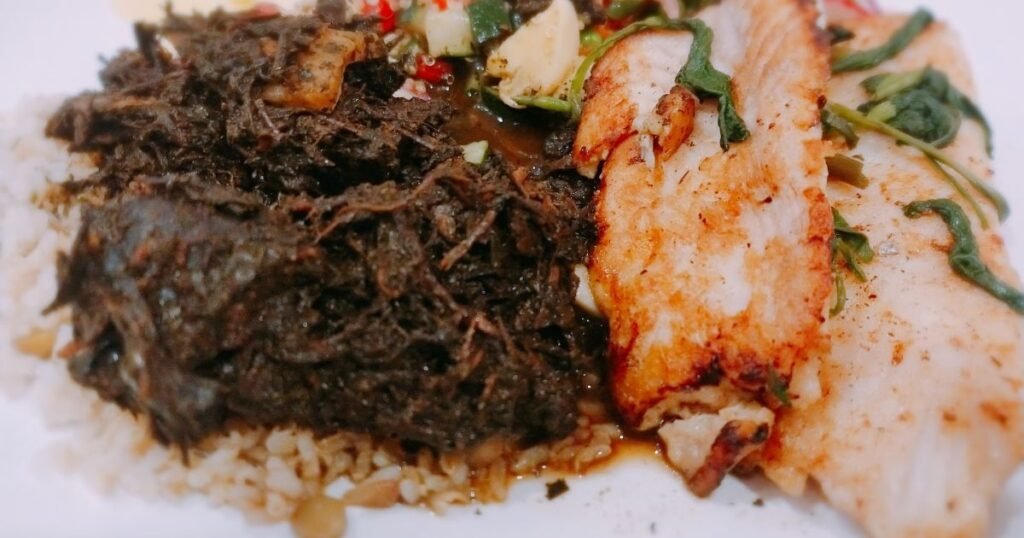 Maniçoba com arroz branco e farinha - comida típica da região Norte servida em festas tradicionais