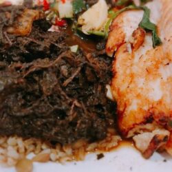 Maniçoba com arroz branco e farinha - comida típica da região Norte servida em festas tradicionais