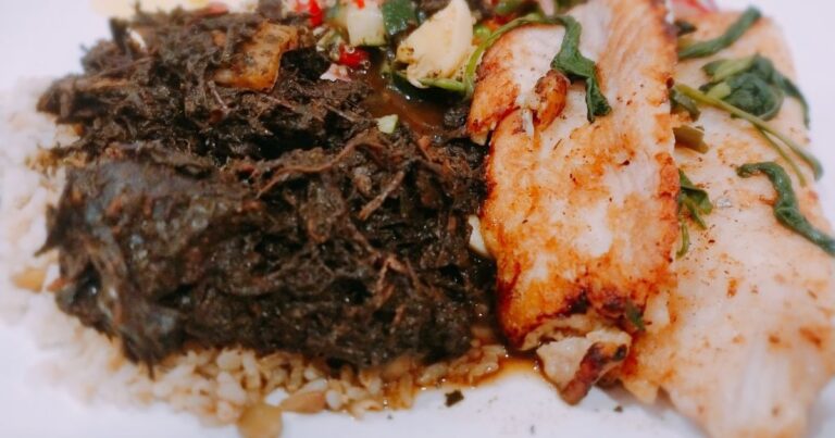 Maniçoba com arroz branco e farinha - comida típica da região Norte servida em festas tradicionais