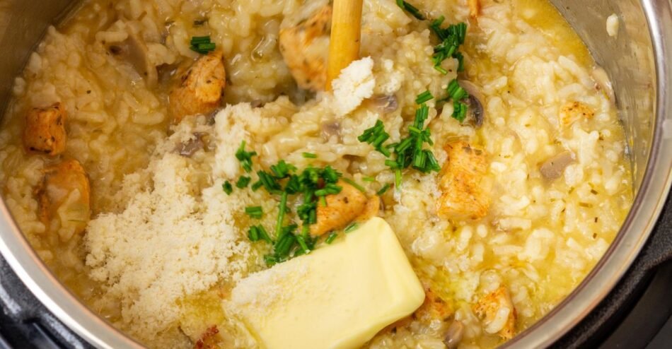Risoto finalizado com manteiga sendo mexido vigorosamente em panela.