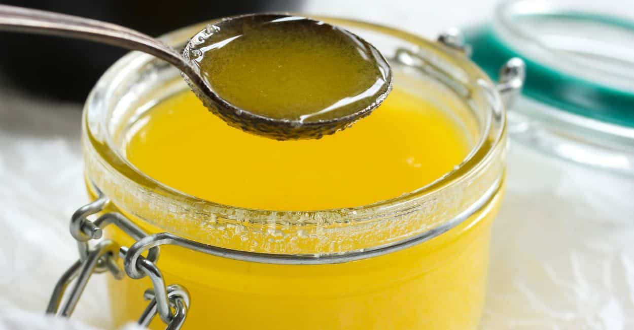 Pote de vidro com manteiga ghee derretida e translucida pronta para ser utilizada.