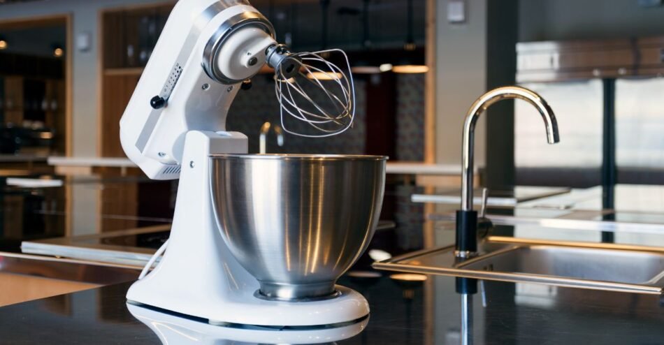 Seleção das melhores batedeiras planetárias de 2025 em uma bancada de cozinha para guia de compra.
