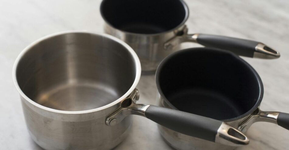 5 opções de melhor panela para fazer brigadeiro, panela de inox. panela antiaderente, panela de cobre, panela de aluminio batido e outras.