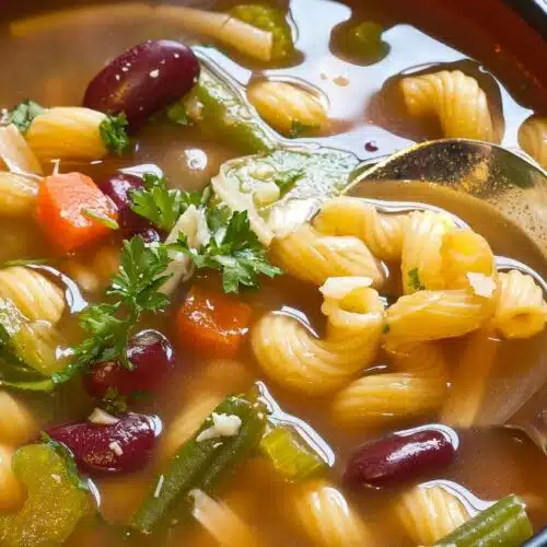 Tigela de minestrone italiano com legumes frescos, macarrão e parmesão ralado.