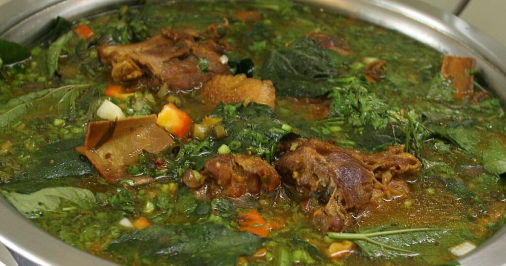 Prato de mucura ao tucupi servido com jambu e arroz – comida típica da região Norte do Brasil