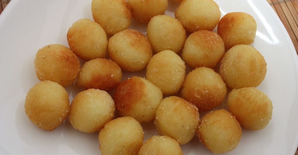 Bolinhas douradas de noisette batata fritas em frigideira com manteiga.