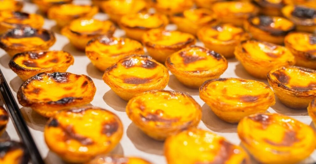Pastel de nata com massa folhada dourada e creme cremoso, tradicional doce da culinária portuguesa.